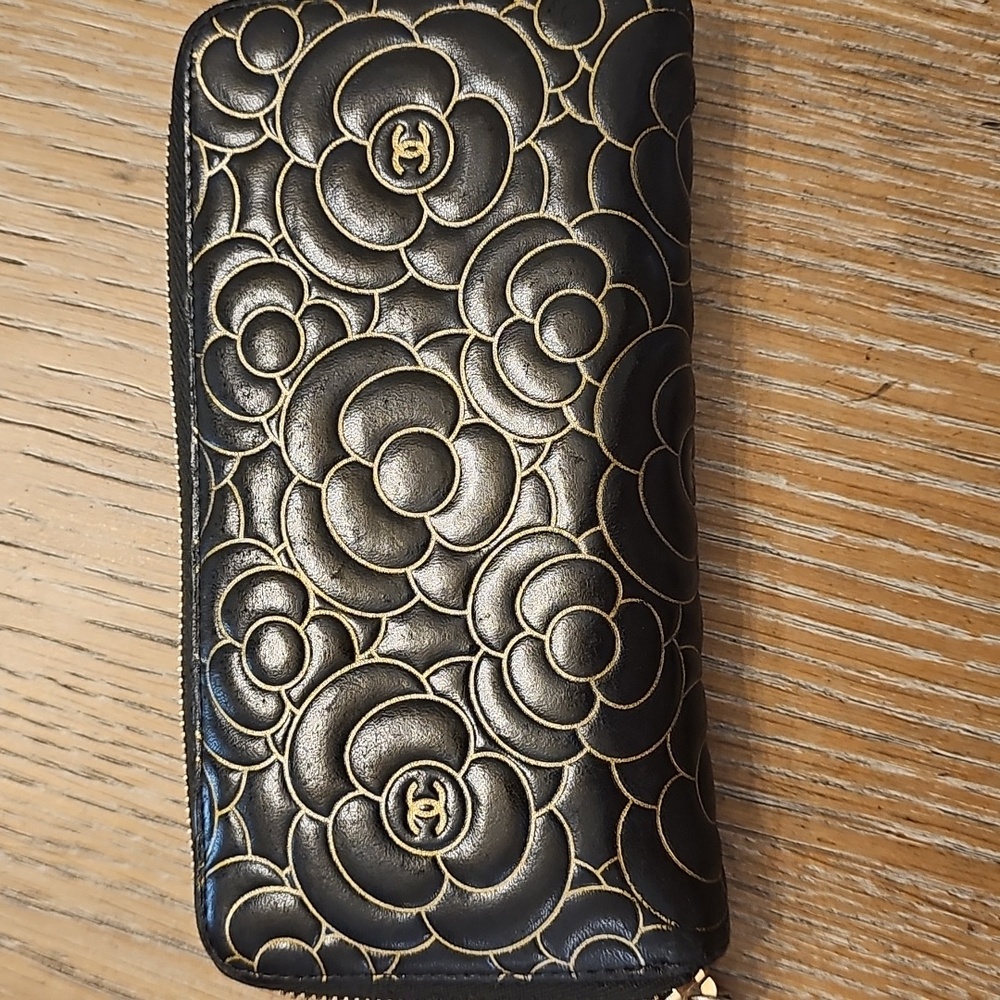 CHANEL Camellia Leather Wallet - Picture 4 of 9